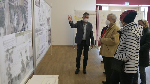 Bildung: Erläuterungen vom Rathauschef: Am Samstag hat Edwin Klostermeier interessierte Bürger über Details aus dem Architektenwettbewerb informiert.