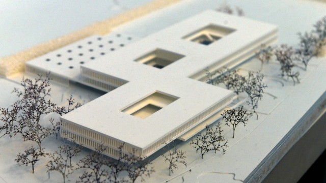Bildung: Siegermodell: Zwei viereckige Gebäudekörper werden das neue Putzbrunner Gymnasium charakterisieren, links vom etwas größeren Komplex ist die tiefergelegte Dreifachturnhalle zu erkennen.