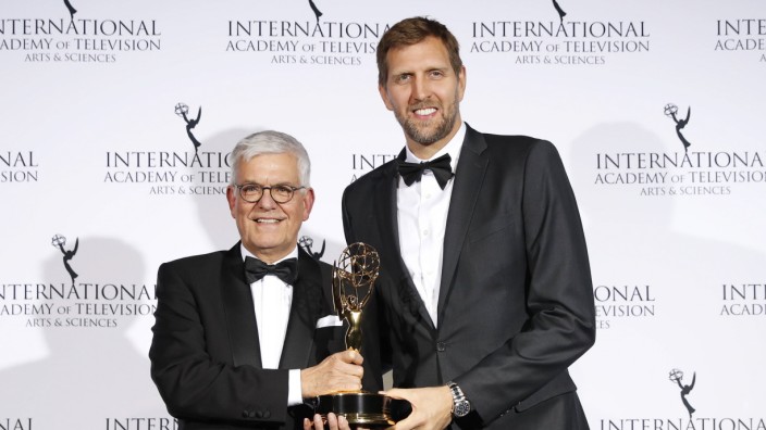 Dirk Nowitzki stands with German journalist Thomas Bellut who poses with the Directorate award at the 49th Internationa