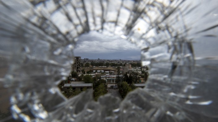 Äthiopien: Der Blick durch ein Einschussloch im Ayder-Referral-Krankenhaus auf die äthiopische Stadt Mekele.