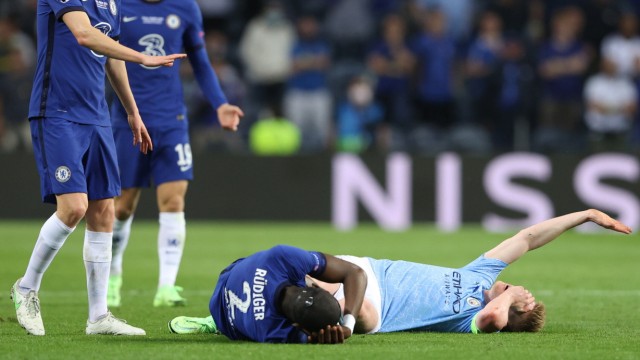 PORTO, PORTUGAL - MAY 29: Antonio Rudiger of Chelsea and Kevin De Bruyne of Manchester City are on the floor after coll