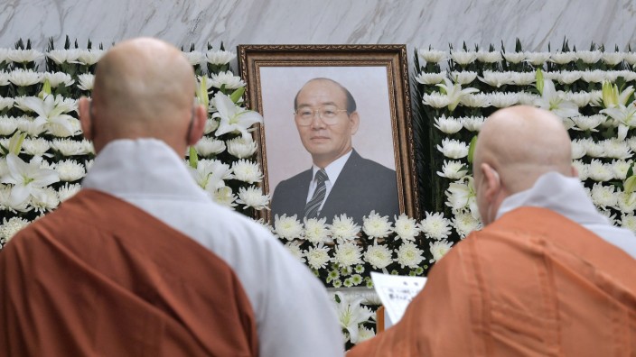 Südkorea: Buddhistische Mönche am Gedenkschrein mit dem Bild des früheren Diktators Chun Doo Hwan in Seoul.