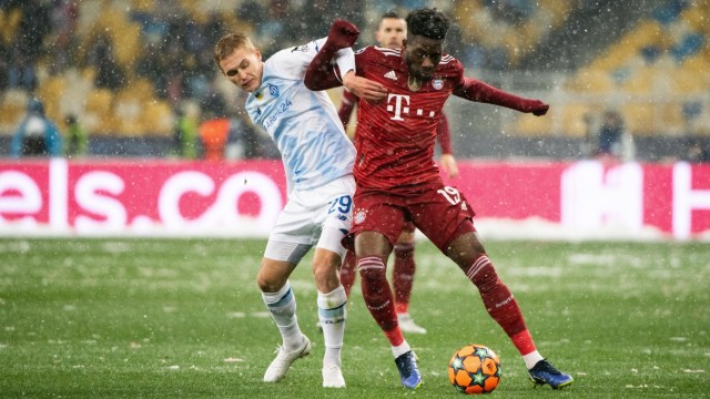 Alphonso Davies (FC Bayern Muenchen 19) im Zweikampf mit Vitaliy Buyalskyi (Dynamo Kiew 29), UKR, Dynamo Kiew vs. FC Ba