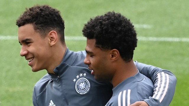 FC Bayern: They now belong to the vaccinated part of the population: Jamal Musiala (left) and Serge Gnabry.