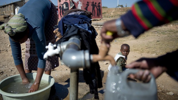 Konzerne in Entwicklungsländern: Millionen Südafrikaner haben immer noch keinen unmittelbaren Zugang zu Trinkwasser.