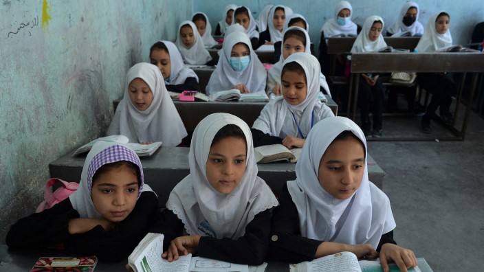 Bildung in Afghanistan: "Es tut sehr weh": Afghanische Mädchen folgen dem Unterricht in der Gawhar-Shad-Begum-Schule in Herat.