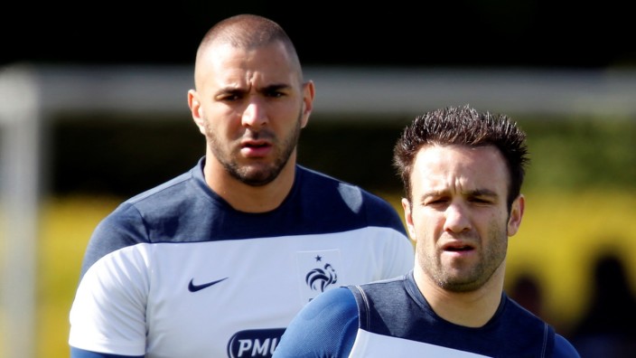 FILE PHOTO: France's Valbuena and Benzema attend a training session in Clairefontaine