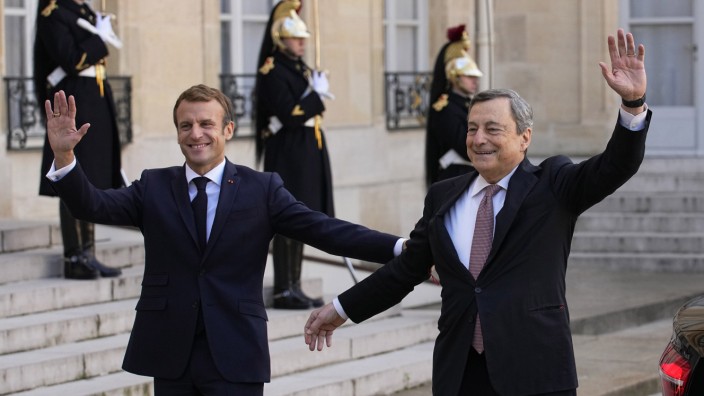 Freundschaftsvertrag zwischen Rom und Paris: Frankreichs Präsident Emmanuel Macron (l.) und Italiens Premierminister Mario Draghi vor dem Élysée-Palast in Paris.