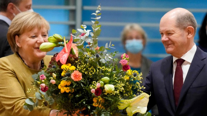 Angela Merkel: Und Blumen gab's natürlich auch: Angela Merkel in ihrer letzten Kabinettssitzung am Mittwoch und ihr Noch-Stellvertreter Olaf Scholz.