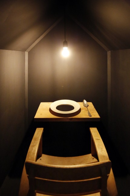 Künstlerisches Erfinden trifft auf dokumentiertes Zeitgeschehen: Kernstück der Ausstellung ist ein schwarzes Haus mit Kindermöbeln aus dem DP-Lager Föhrenwald.