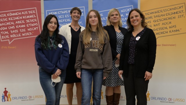 Maisach: Für die Realschule bei der Präsentation(von links): Detia Czychon, Doris Lux, Amanda Mannell, Hanna Laritz und Sabine Graunke.
