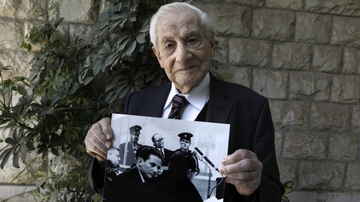 Nachruf auf Gabriel Bach: Gabriel Bach war einer der Staatsanwälte im Eichmann-Prozess. Er hält ein Foto, das ihn (Vordergrund) und Eichmann (Hintergrund) zeigt. Am Freitag ist der 94-Jährige gestorben.