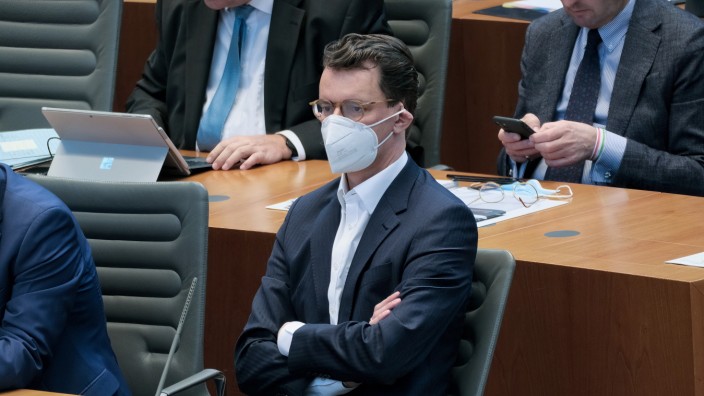 Düsseldorf 24.11.2021 Landtag NRW Plenum Ministerpräsident Hendrik Wüst CDU Maske Schutzmaske Coronamaske FFP2-Maske Dü