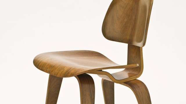 Ausstellung zu nordischem Design: Irgendwann designten sogar die Amerikanier skandinavisch: Der "Dining Chair Wood" von Ray und Charles Eames.