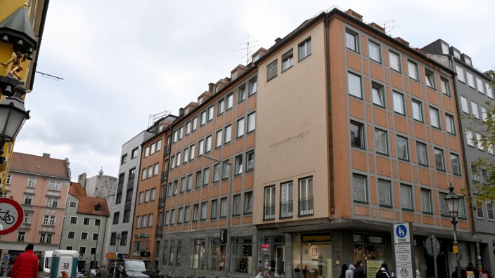 Sendlinger Straße: Das Eckgebäude hat eine fleckige Fassade und verwitterte Fensterrahmen, es fällt ziemlich aus der Reihe an der sonst so gepflegten Sendlinger Straße.