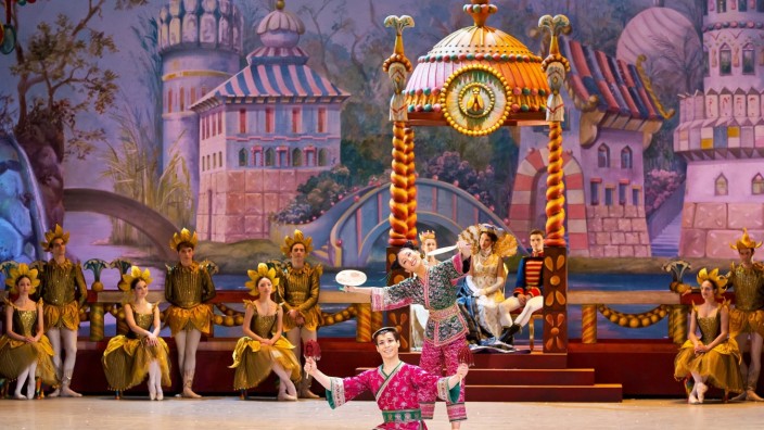 94/ Ballett: DER NUSSKNACKER, Danse Chinoise mit Nanami Terai, Vladislav Marinov und Corps de Ballet des Staatsballetts
