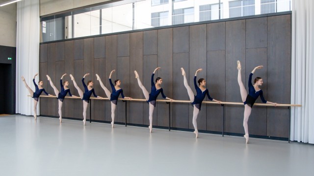 John Cranko Schule in Stuttgart: Das Ballett beginnt als streng formales Exerzitium, bevor es zur Kunst wird - angehende Tänzerinnen beim Training.