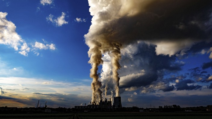 Klimaschutz: Rauchsäulen steigen aus einem Kraftwerk empor
