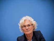 Bundesregierung: Verteidigungsministerin Lambrecht tritt zurück