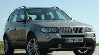 Fahrbericht: BMW X3 3.0sd: Beim Facelift sind die Münchner sehr behutsam vorgegangen. Leicht veränderte Scheinwerfer, etwas nach außen versetzte Nebelleuchten, zweigeteilte Stoßfänger - viel mehr hat sich nicht getan.