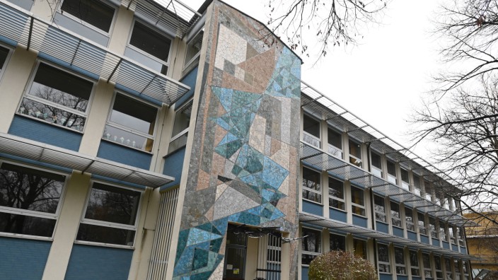 Unterföhring: Das große Mosaik bleibt nach Sanierung der Unterföhringer Grundschule an der Bahnhofstraße erhalten.