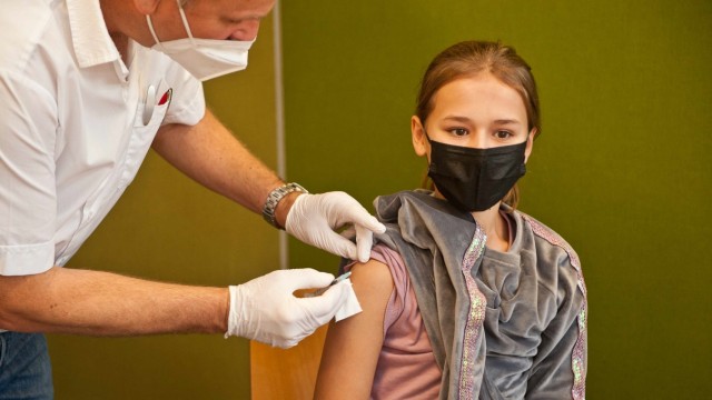Corona-Krise in Ebersberg: Es kommen auch zahlreiche Leute für ihre erste Impfung, so wie Lara aus Vaterstetten.