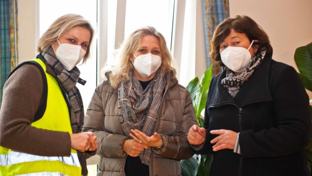 Corona-Krise in Ebersberg: Kathalyn Rossmann von der Bundeswehr, Bürgermeisterin Inge Heiler und Brigitte Keller vom Landratsamt haben die Impfaktion organisiert.