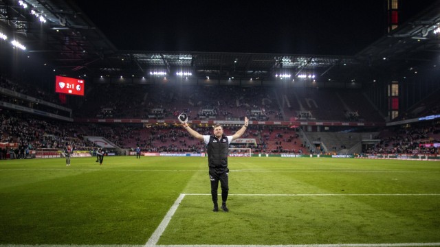 Schlussjubel: Trainer Steffen Baumgart (Köln) zieht den Hut vor den Fans 1. FC Köln - Borussia Mönchengladbach 27.11.20