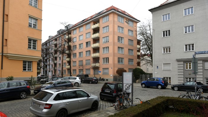 Mieterschutz: Das hellrote Gebäude an der Bauerstraße 10 wird nicht zum ersten Mal verkauft.