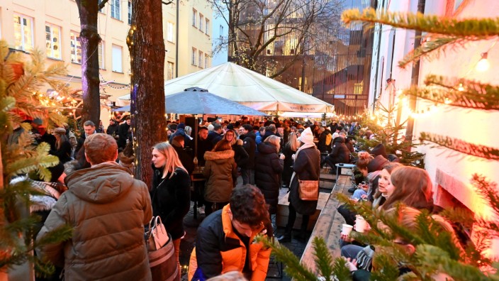 Altstadt: Weihnachtsstimmung im "exklusiven Hinterhof". Erst am Samstag wurde auf der Internetseite vom Winterquartier der Begriff "Christkindlmarkt" in "Wintermarkt" umgewandelt.