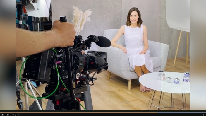 Gala: TV-Moderatorin Bella Lesnik in einem Behind-the-scenes-Video, das auf Gala.de gezeigt wird. Es präsentiert die Produktion eines Werbevideos der Firma Olay.