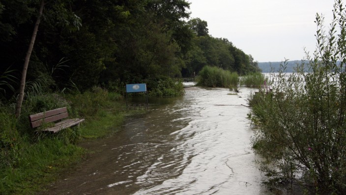 Bürgerversammlung: Insbesondere Possenhofen ist immer wieder von Hochwasser betroffen, wie dieses Bild aus dem Badegebiet "Paradies" aus dem Sommer 2010 zeigt.