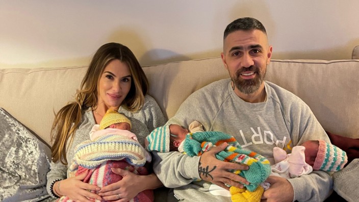 "Bushido - Reset" bei RTL plus: Knapp zwei Wochen nach der Geburt zeigt sich Rapper Bushido auf einem ersten Familienfoto mit Ehefrau Anna-Maria Ferchichi und ihren neugeborenen Drillingsmädchen.