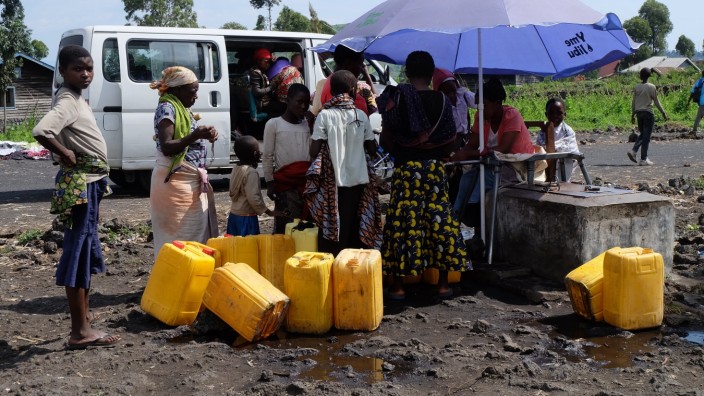 Kongo: Schlange stehen für Trinkwasser in Goma. Eine öffentliche Wasserversorgung gibt es nicht.
