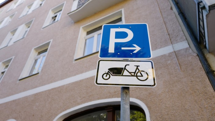 Aktuelles Lexikon: Manche Kommunen fördern Lastenräder nicht nur, indem sie entsprechende Parkplätze ausweisen, sondern bezuschussen die Anschaffung auch finanziell.