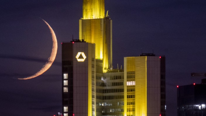 Finanzbranche: Mondsichel hinter dem Commerzbank-Gebäude in Frankfurt.