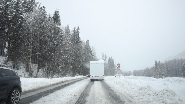 Im Landkreis: Winterliche Straßenverhältnisse fordern von den Verkehrsteilnehmern besondere Vorsicht.