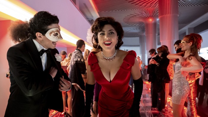 "House of Gucci" im Kino: Enges Kleid, tiefer Ausschnitt, hohe Hacken: Lady Gaga als Patrizia Reggiani.