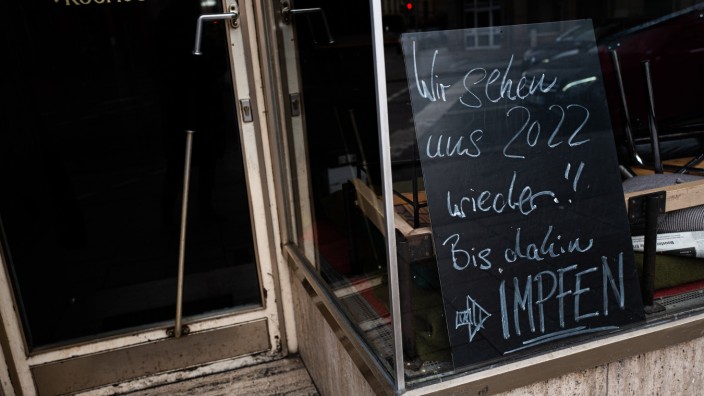 Verfassungsgericht zur Corona-Politik: In Bayern haben Bars schon geschlossen. Kommen nun auch noch einmal Ausgangssperren und Kontaktbeschränkungen?
