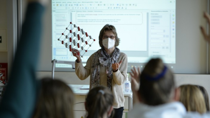 Monoedukation: Die Naturwissenschaften - hier der Physikunterricht bei Lehrerin Elisabeth Mock - kommen bei auffallend vielen Schülerinnen im Max-Josef-Stift an.