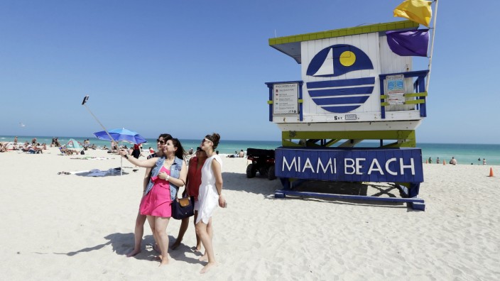 Urlaub in den USA: Weißer Sand, so weit die Selfie-Kamera reicht: South Beach in Florida.