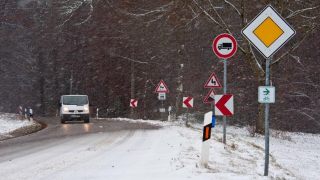 Verkehr bei Moosach: Immerhin wird vor Rutschgefahr und Haarnadelkurve gewarnt - ein Tempolimit gibt es an der Kreisstraße EBE 12 indes nicht.