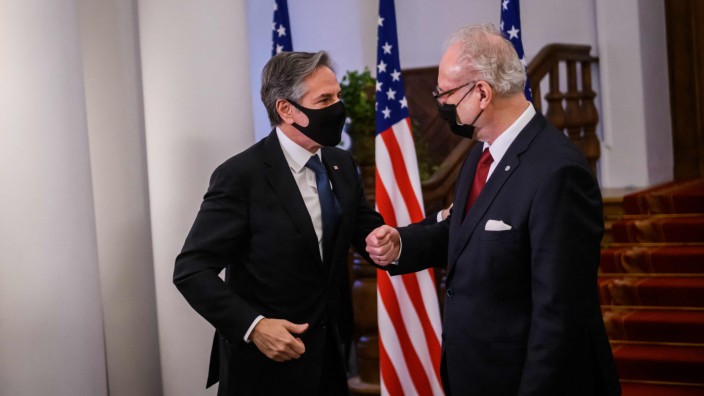Nato-Treffen in Riga: US-Außenminister Antony Blinken (l.) begrüßt den lettischen Präsidenten Egils Levits.