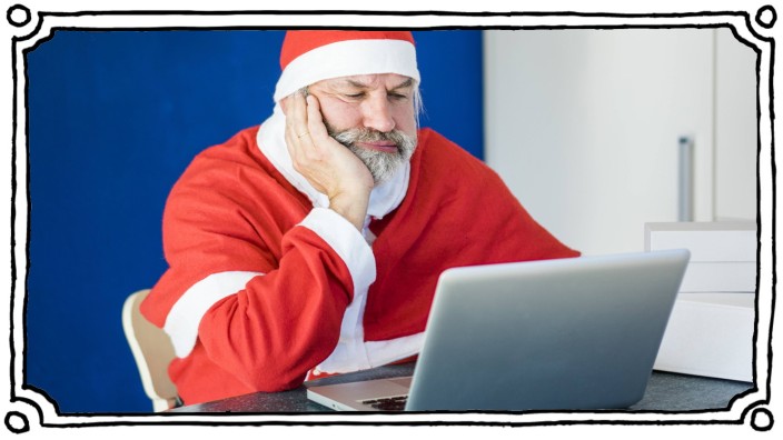 Frustrated Santa using laptop at home model released Symbolfoto property released PUBLICATIONxINxGERxSUIxAUTxHUNxONLY M