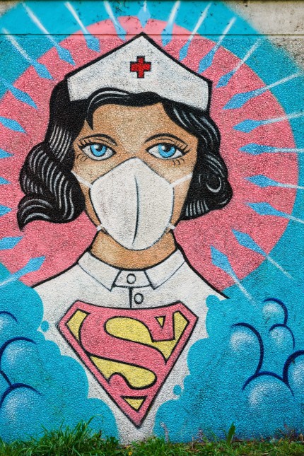 Hamm, 29.4.2020 - Corona-Kunst. Das Graffiti Super-Nurse an einer Wand in Hamm. Eine Krankenschwester mit Mundschutz un