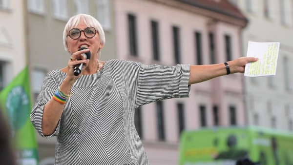 Sie gab sich betont kaempferisch, so, wie man sie kennt, Claudia Roth, MDB und Direktkandidatin Der Grünen, Wahlkampfte