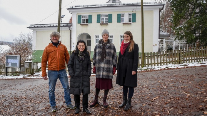 Münsing Kulturleben: Gregory Prade, Ursula Scriba, Johanna Michalowski und Anna Bellmann (von links) bilden den Vorstand des Vereins "Kunst am See". Sie würden als erstes gerne das alte Holzhauser Schulhaus wiederbeleben