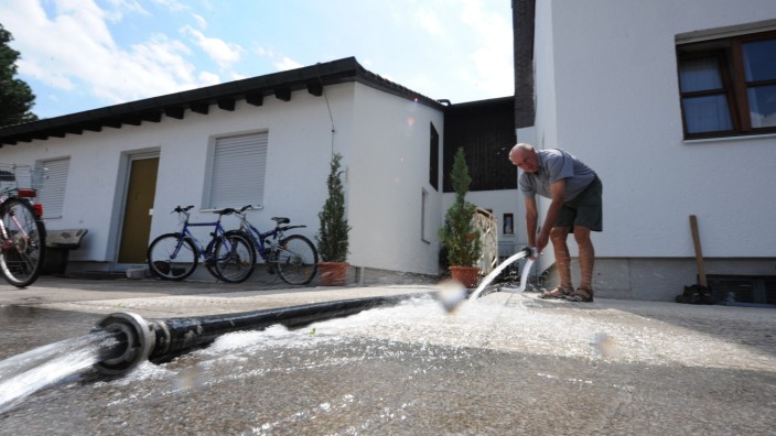 Millionenklage gegen die Stadt: Durch Grundwasser geflutet: In Feldmoching müssen seit 2010 immer wieder Keller ausgepumpt werden.