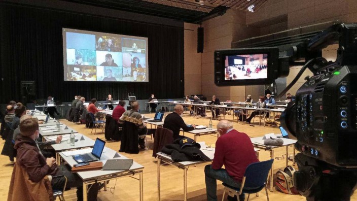 Mitten in Fürstenfeldbruck: Livestream ist längst Routine - das Sahnehäubchen ist am Dienstag im Stadtsaal die Hybridsitzung.