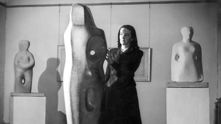 Vereinbarkeit in Künstlerkarrieren: Die Bildhauerin Barbara Hepworth mit ihren Skulpturen im Jahr 1950, in dem sie Großbritannien auf der Biennale von Venedig vertrat.